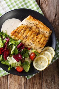 Kızarmış fileto balık arctic char taze salata ve sos clos ile