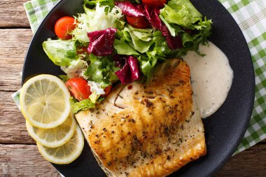 Karışık salata ve sosu bir tabak kapatma char fileto ızgara-