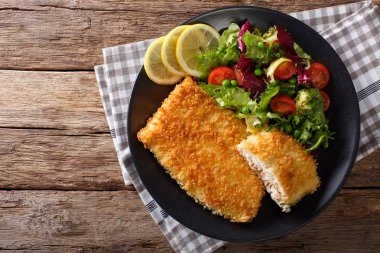 Ekmek kırıntıları ve taze sebze Fried Arctic char balık fileto