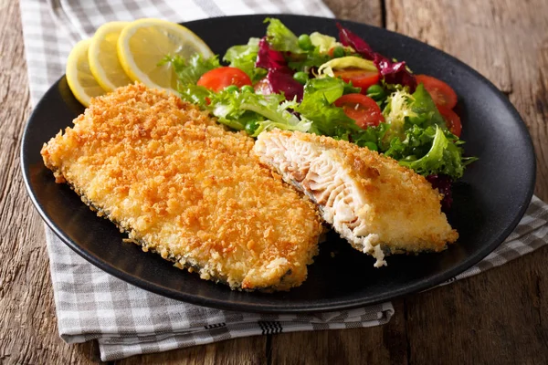 Sabroso asado Filete de pescado en pan rallado y verduras frescas cl —  Fotos de Stock
