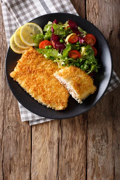 Filete de pescado frito en empanado y ensalada de verduras frescas de cerca —  Fotos de Stock