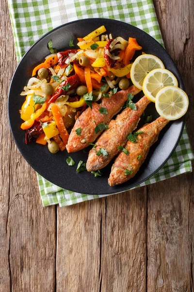 烤的红鲻鱼与炖蔬菜、 柠檬和绿党 clos — 图库照片