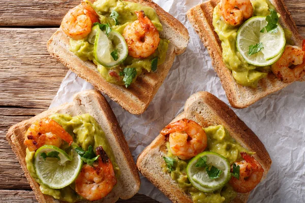 Tasty Mexican sandwiches with guacamole, prawns and lime close-u — Stock Photo, Image