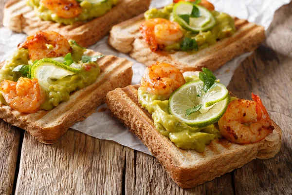 Mexican sandwiches with guacamole, prawns and lime close-up. hor — Stock Photo, Image