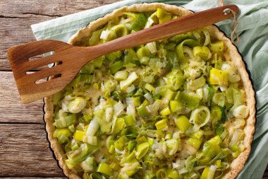 ev yapımı pırasa pasta peynir pişirme çanağı kapatın. Horizonta