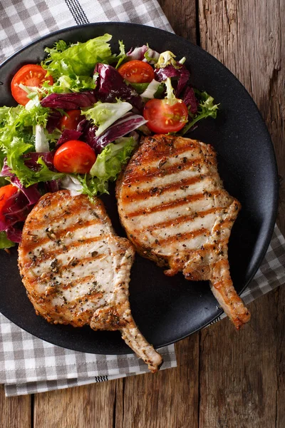 Barbecue spicy pork chop with fresh vegetable salad close-up. Ve — Stock Photo, Image