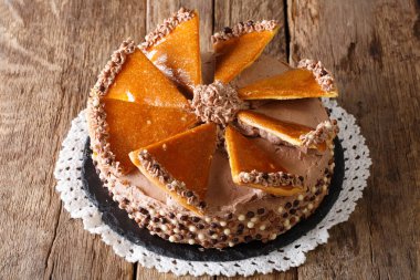 Macar Dobosh torte karamel ve tereyağı ile krem yakın çekim. h