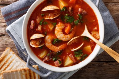 Manhattan domates Midye çorbası çorba yakın çekim bir tencerede. Yatay