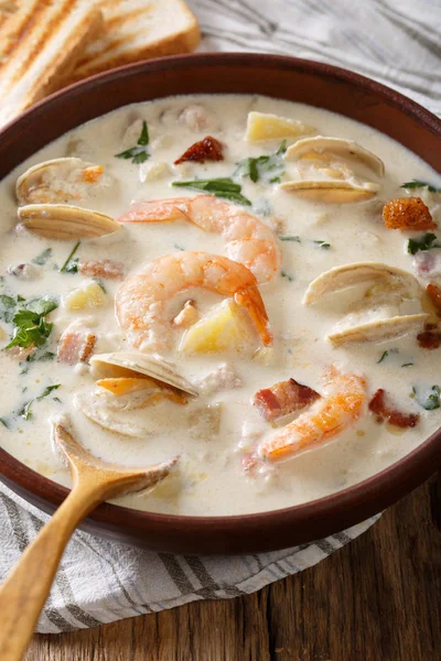 English clam chowder soup close-up. vertical — Stock Photo, Image