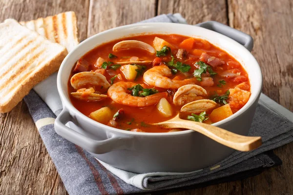 Вкусный суп из моллюсков с моллюсками и беконом — стоковое фото