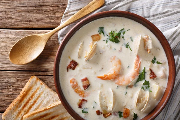 American food: New England clam chowder soup close-up on a in a — Stock Photo, Image