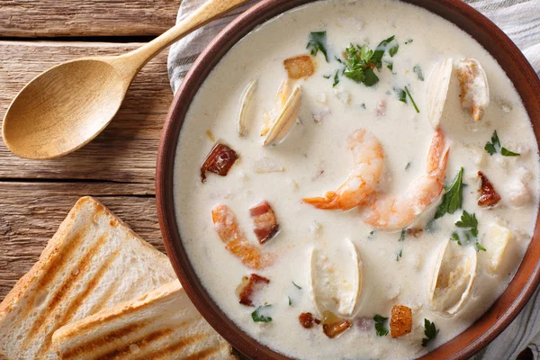 New England clam chowder soup close-up. horizontal top view — Stock Photo, Image