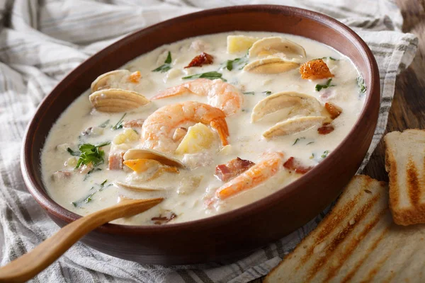 Deliciosa sopa de sopa de almejas con mariscos y tocino de cerca — Foto de Stock