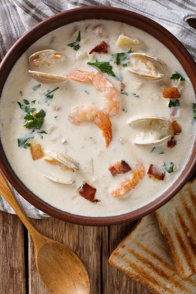 New England clam chowder soup close-up. Vertical top view — Stock Photo, Image