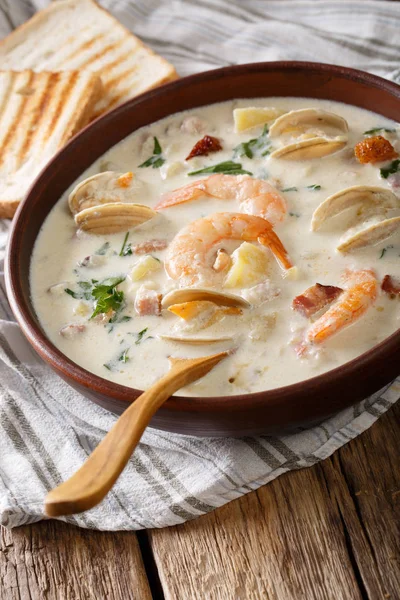 New England clam chowder soup close-up. vertical — Stock Photo, Image