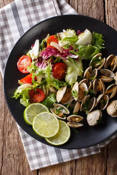 Şarküteri istiridye kireç ve salata taze sebze ile kapatmak — Stok fotoğraf