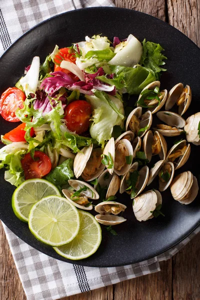 İstiridye yeşil ve taze salata yakın bir plaka üzerinde çekim ile. Dikey — Stok fotoğraf