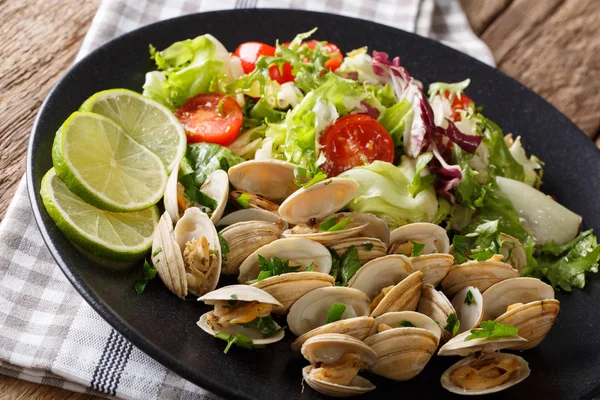 Kabuklu deniz ürünleri otlar ve sebze salatası yakın çekim karışımı ile. Hori — Stok fotoğraf