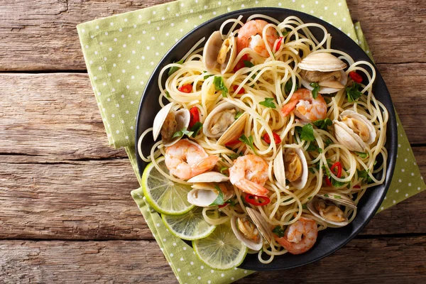 Вкусная спагетти макароны с моллюсками, креветками и зеленью close-u — стоковое фото