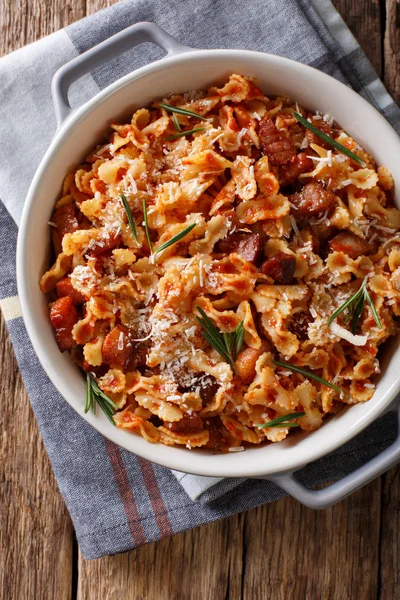 Farfaline pasta med tomat, bacon och Parmesan närbild i en sa — Stockfoto