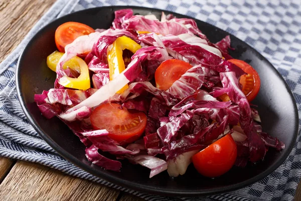 Healthy radicchio salad with tomatoes and pepper closeup. horizo — Stock Photo, Image