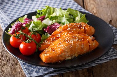 Susam ve taze sebze yakın çekim ile baharatlı somon. Ho