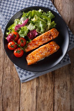 Susam Asya tarzı ve taze salata yakın çekim ile Somon