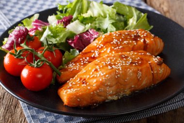 Susam Asya tarzı ve taze salata yakın çekim ile Somon