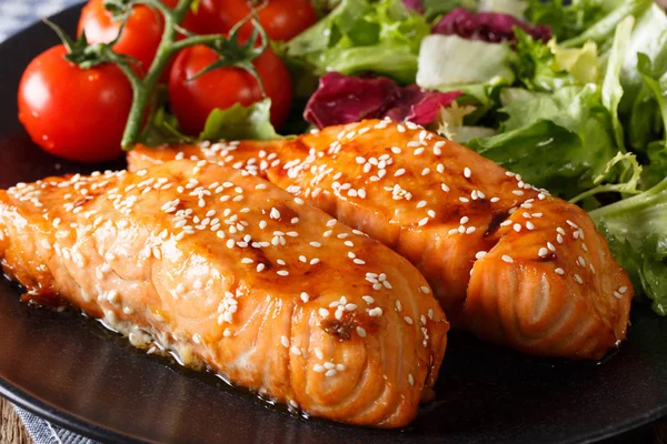 Glazed salmon fillet with sesame close-up. horizontal — Stock Photo, Image