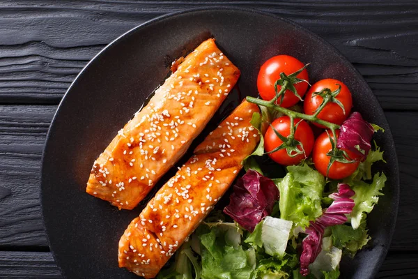 Filete de salmón esmaltado y ensalada de verduras frescas de cerca en el t — Foto de Stock