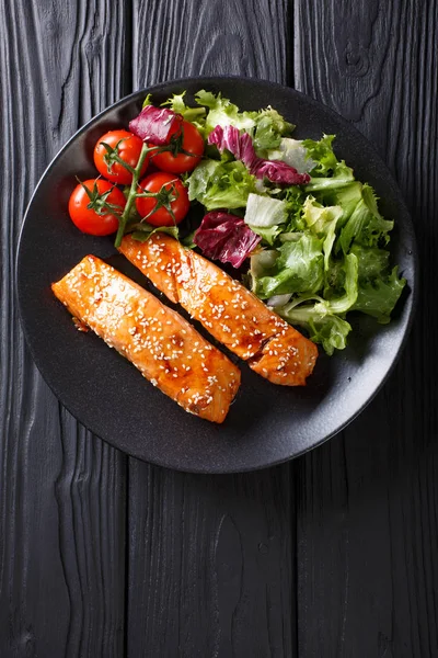 Filete de salmón esmaltado y ensalada de verduras frescas de cerca en el t — Foto de Stock