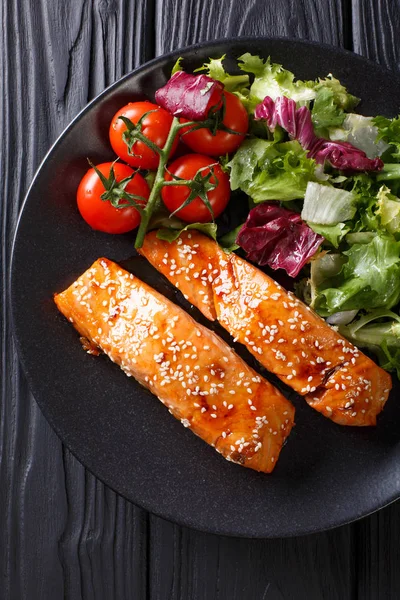 Delicioso filete de salmón glaseado con sésamo y una ensalada de — Foto de Stock