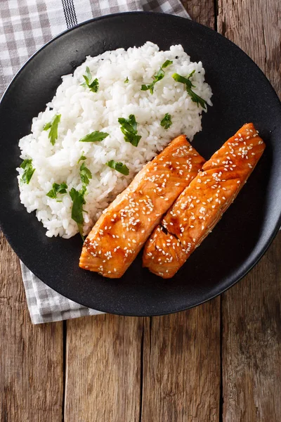 Zasklené filet z lososa s rýže obloha detail. Svislý horní vi — Stock fotografie