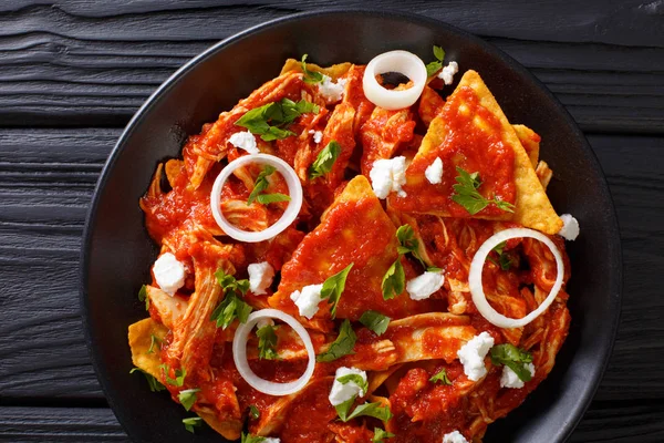 Mâncare fierbinte mexicană chilaquiles cu pui aproape pe o farfurie. h — Fotografie, imagine de stoc