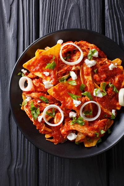Горячая мексиканская еда чилакилес с курицей крупным планом на тарелке. V — стоковое фото