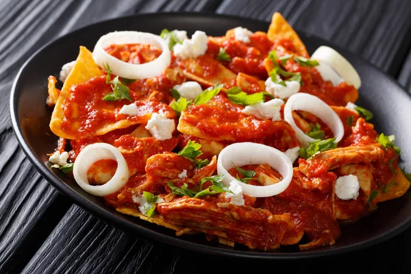 Tortillas fritas de comida mexicana con salsa de pollo y tomate cerrar —  Fotos de Stock