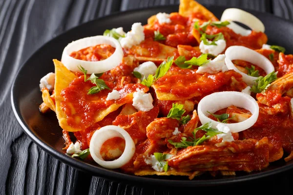 Comida mexicana caliente chilaquiles con pollo de cerca en un plato. H — Foto de Stock