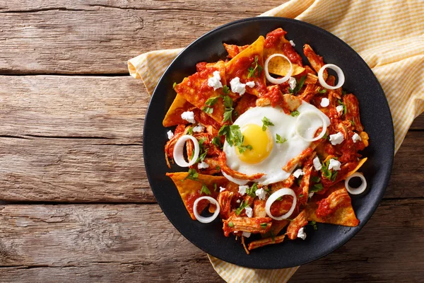 Nachos mexicanos con salsa de tomate, pollo y huevo de cerca. Hori. — Foto de Stock