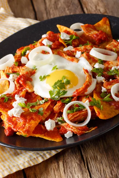 Café da manhã mexicano: chilaquiles com ovo e frango close-up. Ve — Fotografia de Stock