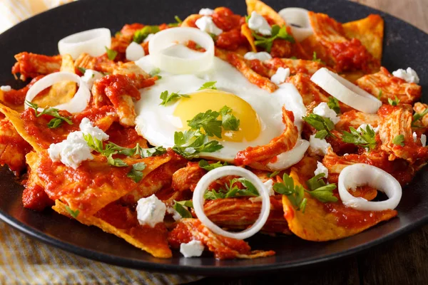 Desayuno mexicano: chilaquiles con huevo y pollo de cerca. ¡Jo! —  Fotos de Stock