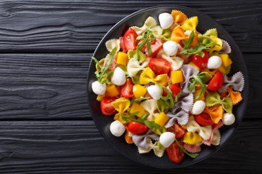 Farfalle makarna, domates, roka ve mozzarella c sıcak salata