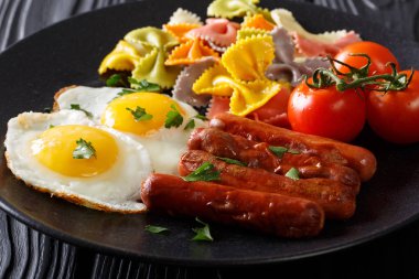 Ev yapımı Kahvaltı: kızarmış yumurta, sosis, farfalle makarna renkli