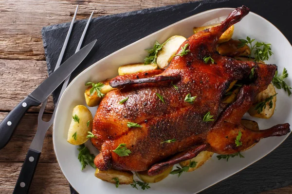 Home-baked duck stuffed with apples close-up on a plate. horizon — Stock Photo, Image