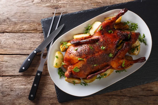 Comida bonita: pato inteiro cozido no forno com maçãs close-up em uma plataforma — Fotografia de Stock