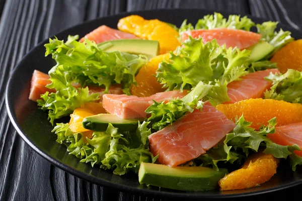 Ensalada delicada de salmón salado, naranjas, aguacate y lechuga —  Fotos de Stock