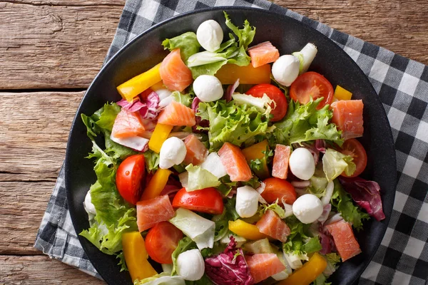 Salad with salmon fish, mozzarella cheese and fresh vegetables c — Stock Photo, Image