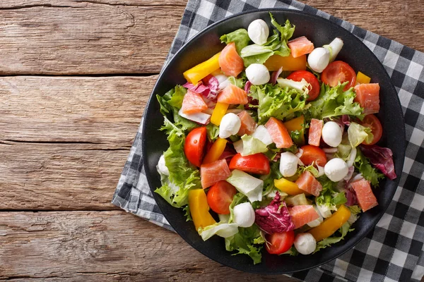 Fresh salad with salted salmon, mozzarella cheese and vegetables — Stock Photo, Image