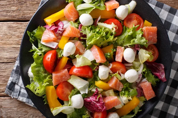 Gezonde salade met zalm, mozzarella en verse groenten sluiten- — Stockfoto