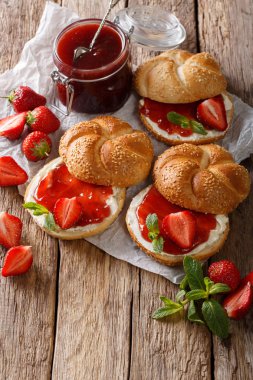 Çilek reçelli kahvaltı için çörek, krem ve nane portre. 