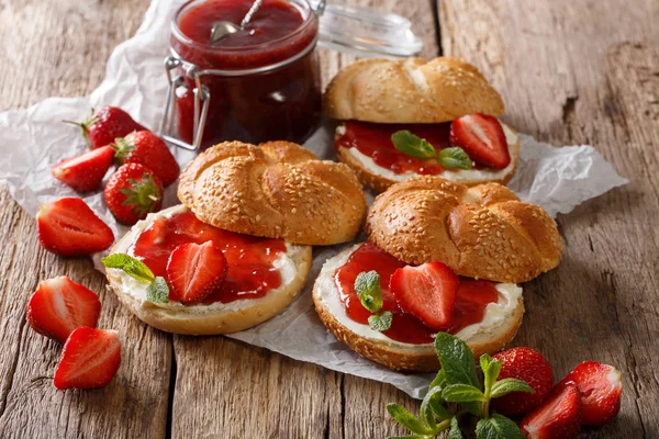 Sándwiches de desayuno con mermelada de fresa, bayas frescas, crema a —  Fotos de Stock